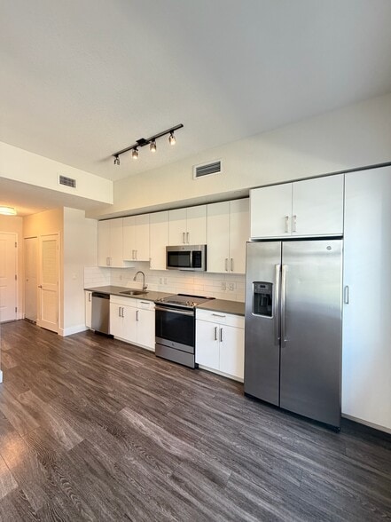 Building Photo - 342 NE 26th Ter