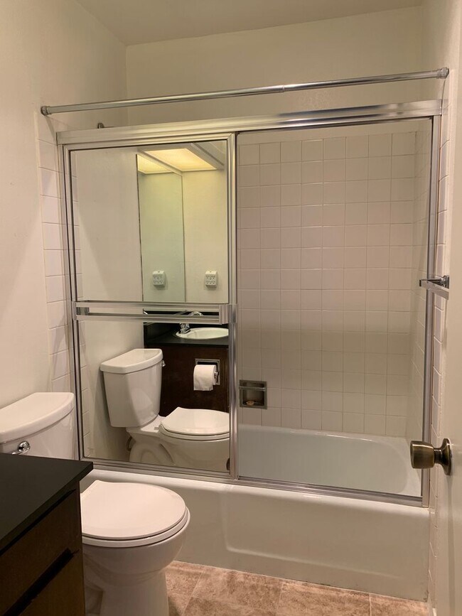 Building Photo - Lovely 2 Bedroom, 2 Bath Condo In The NE!
