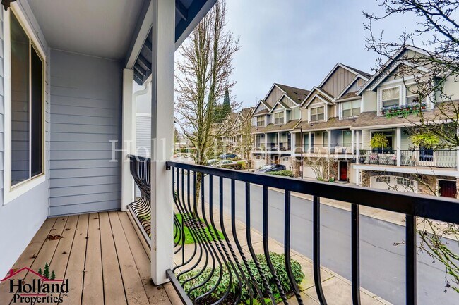 Building Photo - Pet free 3 bedroom Home with natural light...
