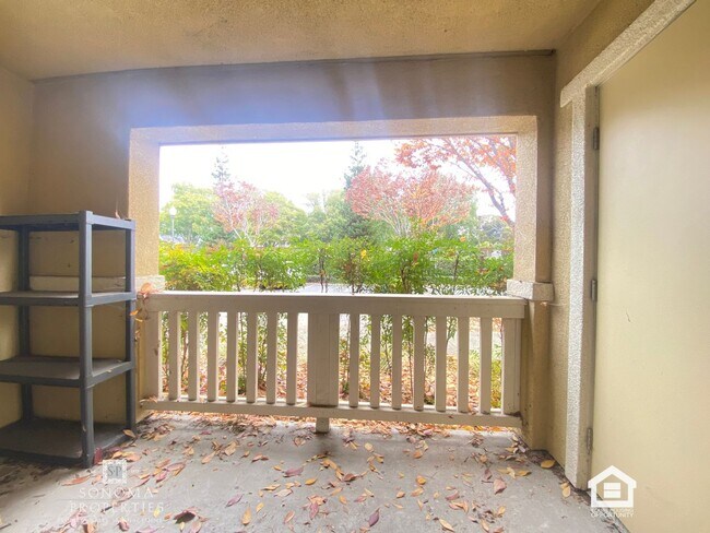 Building Photo - Must-See Charming Ground-Level 1 Bedroom Apartment