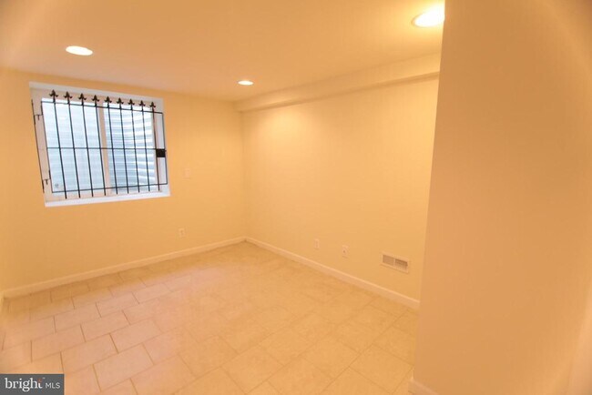 Building Photo - 1852 Willington St