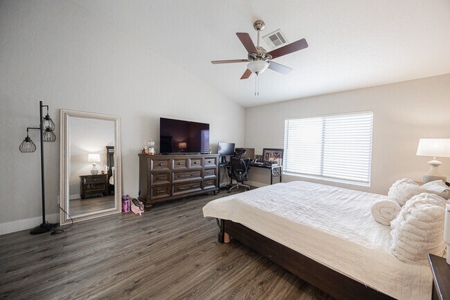 Building Photo - 904 S Dolphin Dr