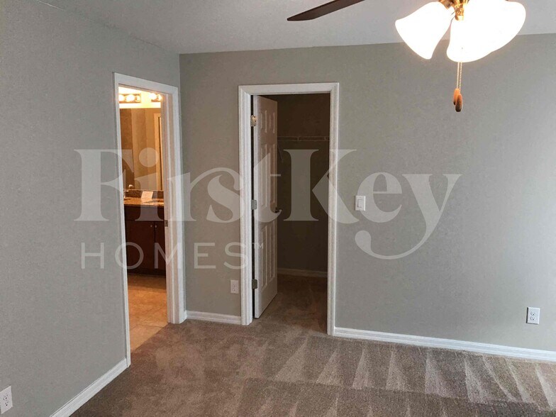 Building Photo - 2325 NW 34th Ave