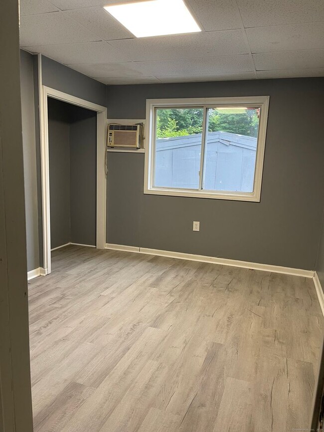 Building Photo - Spacious 4-bedroom, 1-bathroom first-Floor...
