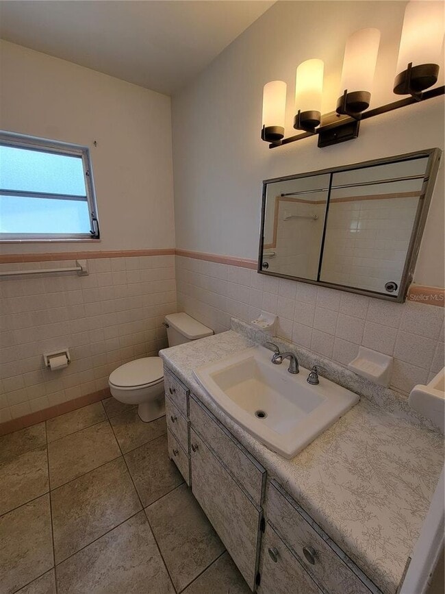 Building Photo - MOVE IN SPECIAL- Charming 1/1 Duplex in St...