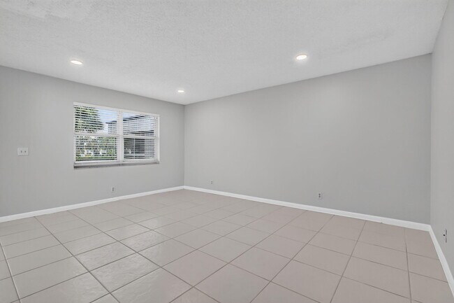Building Photo - 40 Burgundy A