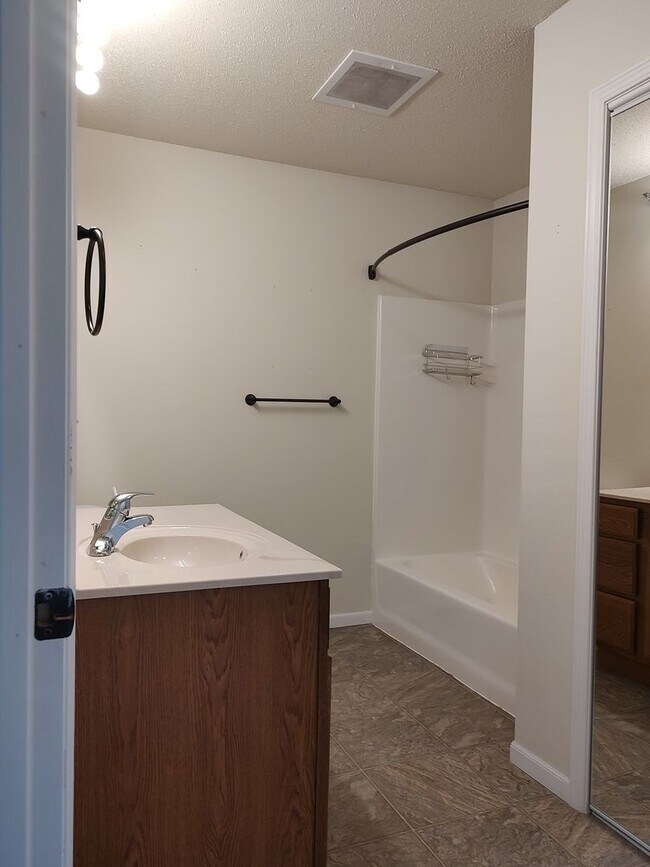 Building Photo - Diamond Valley Apartments