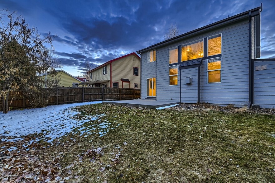 Building Photo - 2625 Fernwood Pl