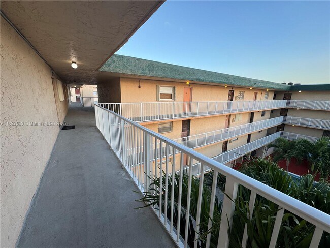 Building Photo - 1085 W 68th St