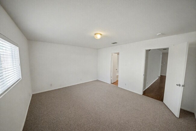 Building Photo - Beautiful 4-Bedroom Home in Bulverde Villa...