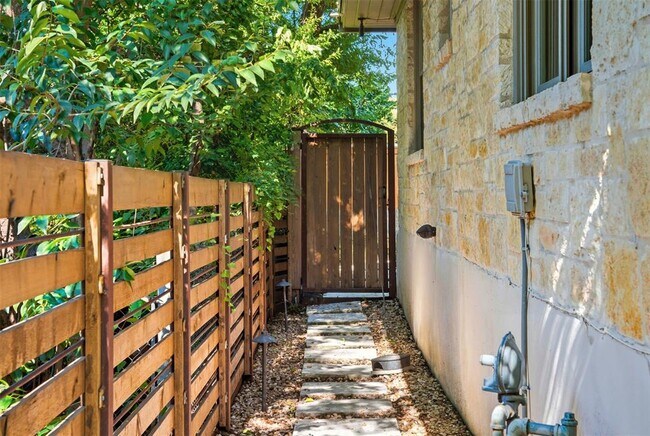 Building Photo - 712 Brownlee Cir