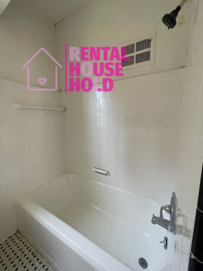 Building Photo - 3 BEDROOM 2 BATH BUNGALOW FREE PRE-SCREEN
