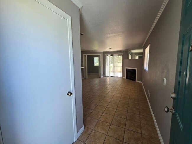 Building Photo - Charming 2-Bedroom Condo in Gated Communit...