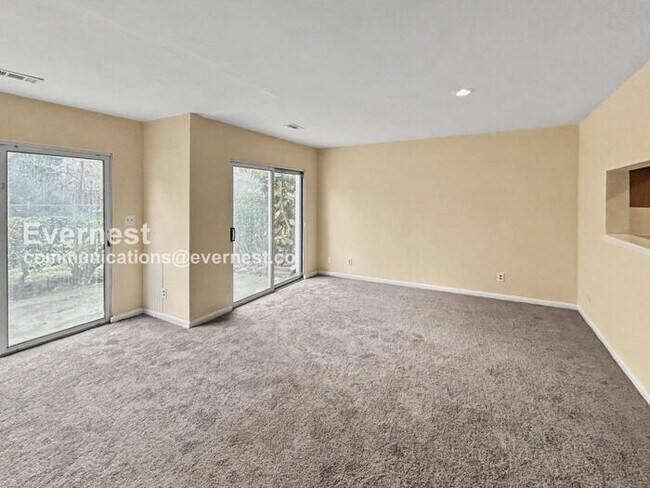 Building Photo - 3 Bed, 1.5 Bath Townhome with Off-Street Parking / Pet-Friendly / Available Now!