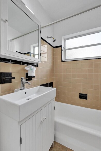 Building Photo - 335 Desoto St