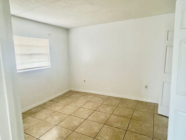 Building Photo - Palm Gardens - Molano 710