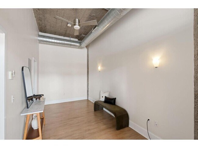 Building Photo - 521 S 7th St