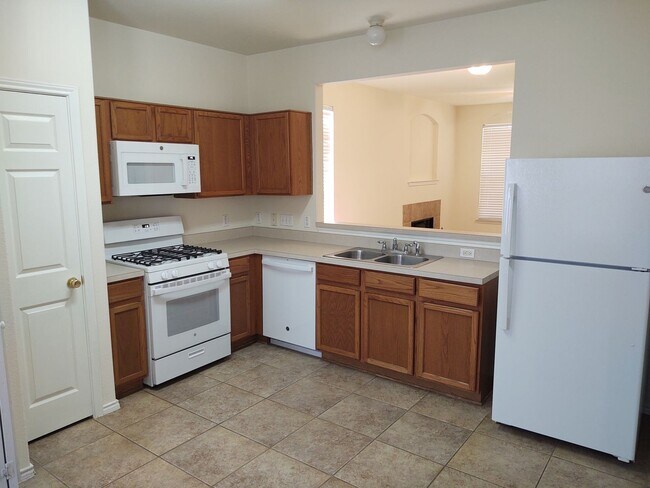 Building Photo - Charming 3/2.5 Townhome for Rent in Kyle, TX