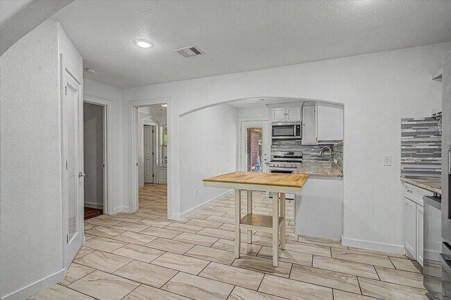 Building Photo - 8159 Glenhollow Dr