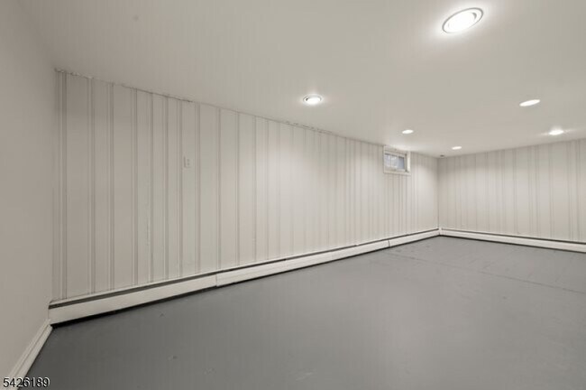 Building Photo - 47 River Rd