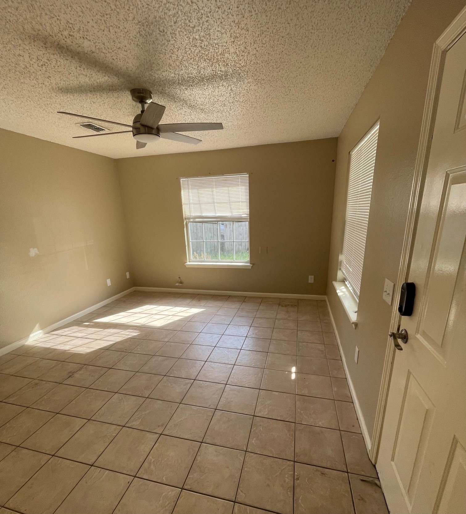 Building Photo - 4606 Wood Ave