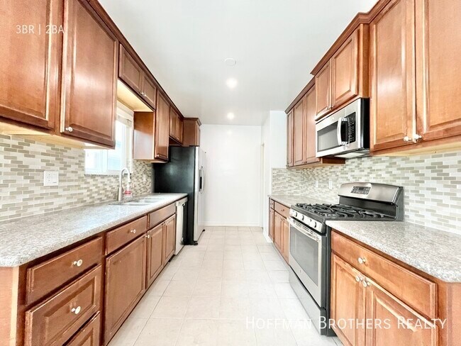 Building Photo - 1028 S Sherbourne Dr