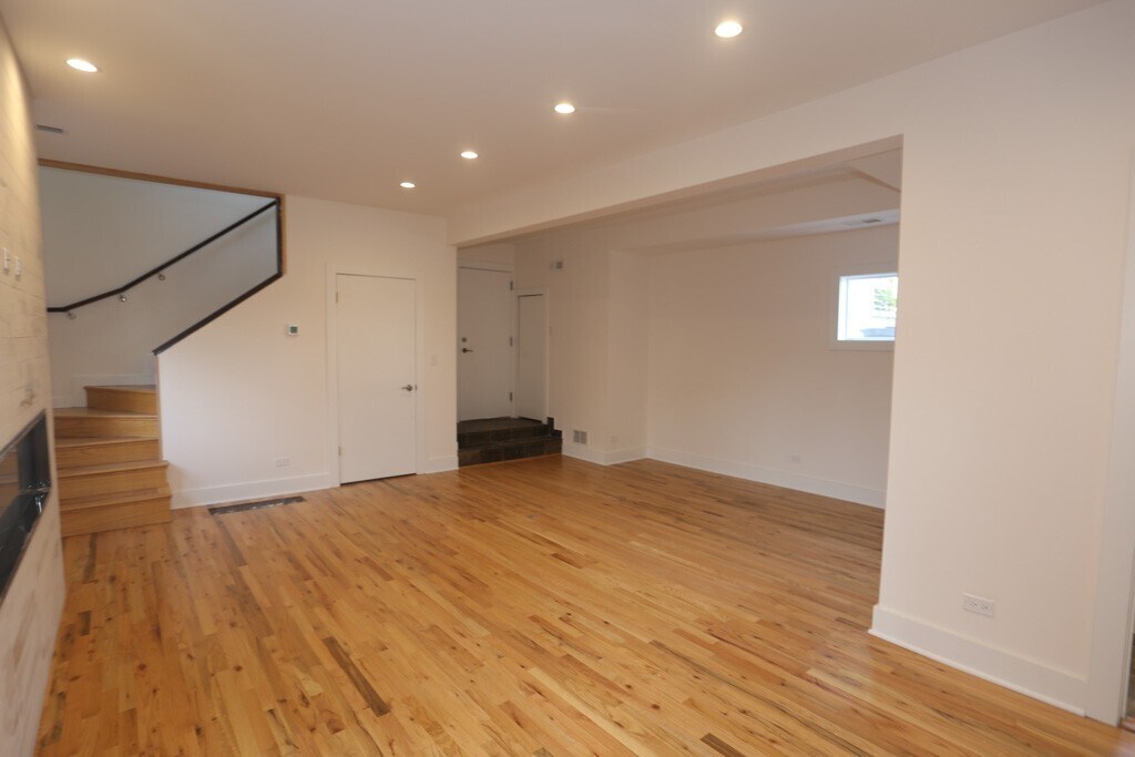 Building Photo - 1637 N Clybourn Ave