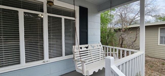 Building Photo - For Rent- Terrell Hills -2bed, 2 bath Home