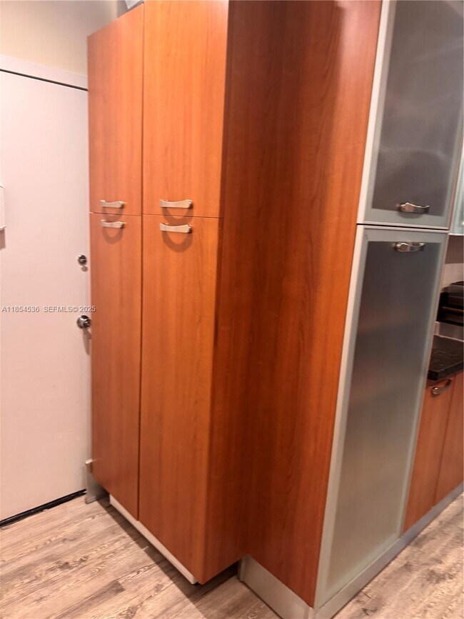 Building Photo - 1121 Crandon Blvd