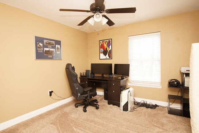 Building Photo - 574 L'Ombre Cir NE