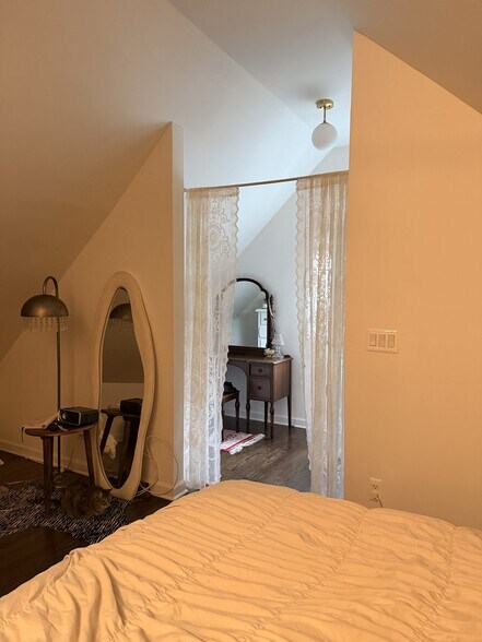 Bedroom 2 - 3046 N Leavitt St