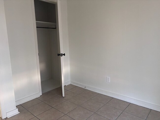 Building Photo - 3715 Skyline Dr