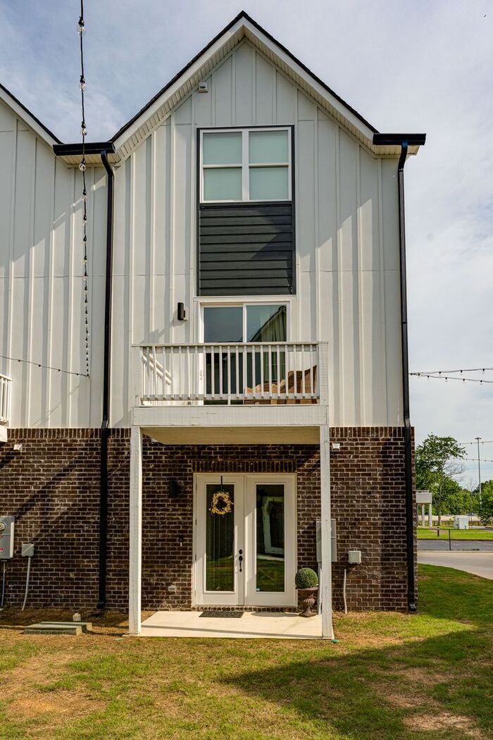 Building Photo - 5634 Sofias Cir