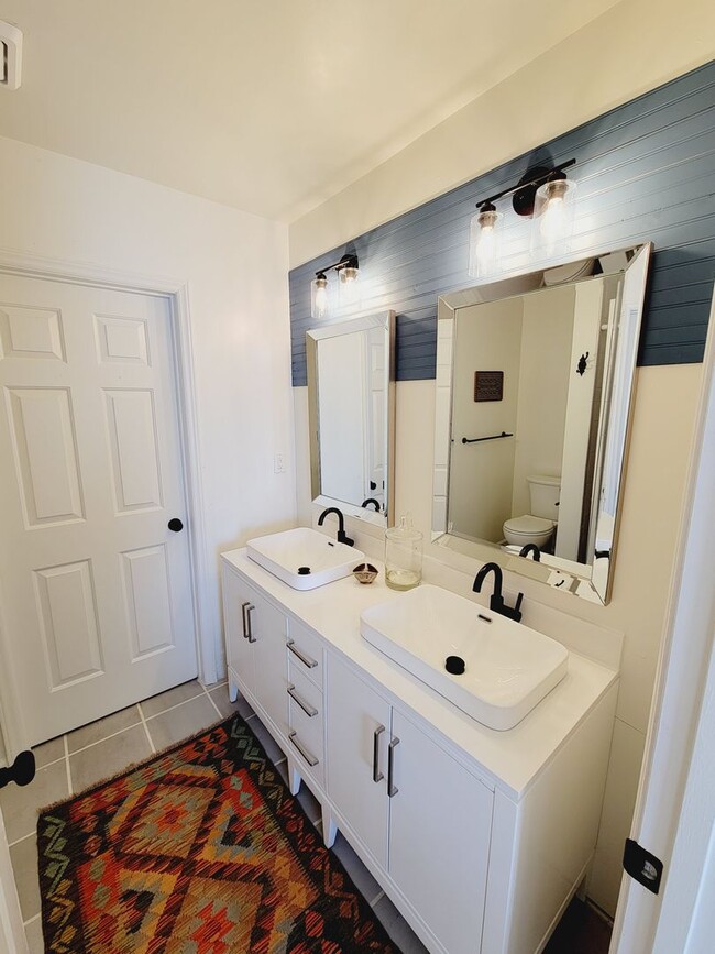 Building Photo - CAROLINA PLACE - Within minutes to Downtow...