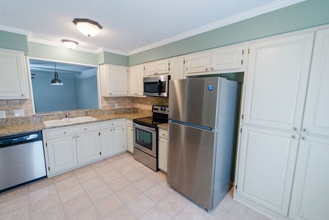 Building Photo - Come and enjoy your stay at this clean and...
