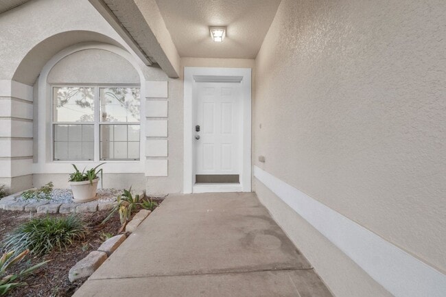 Building Photo - Updated 4 bed 2 bathroom home