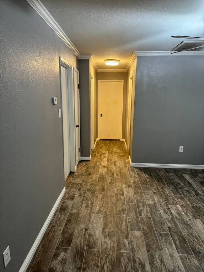 Building Photo - 1017 Mathia Dr