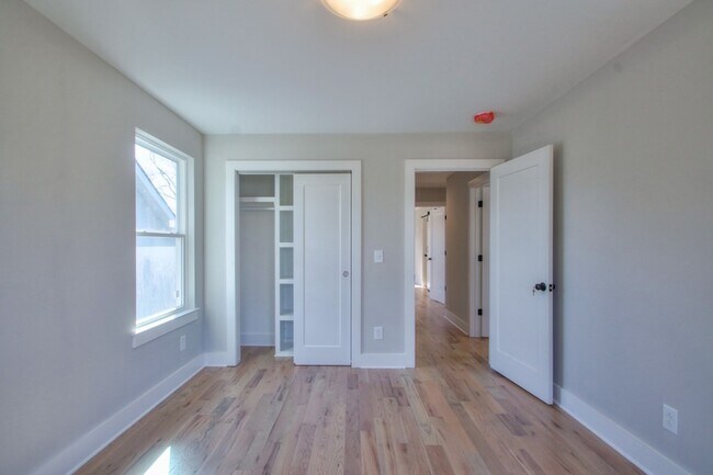 Building Photo - 904 Burchwood Ave