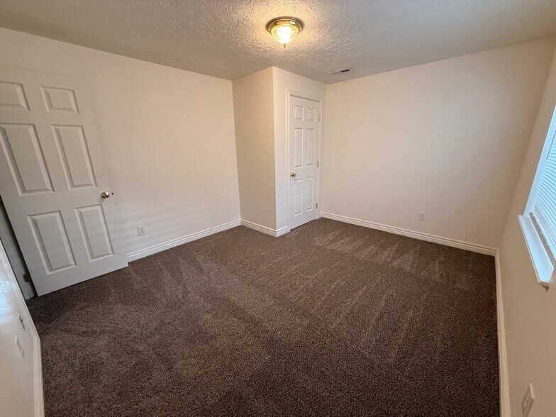 Building Photo - 2086 E 1480 S