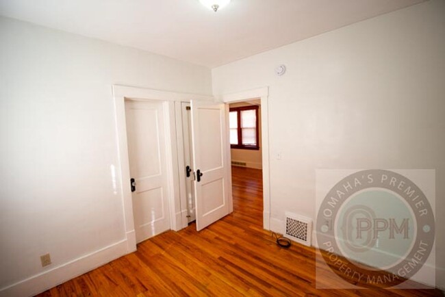 Building Photo - Cozy renovated 2 bedroom 1 bath in the hea...