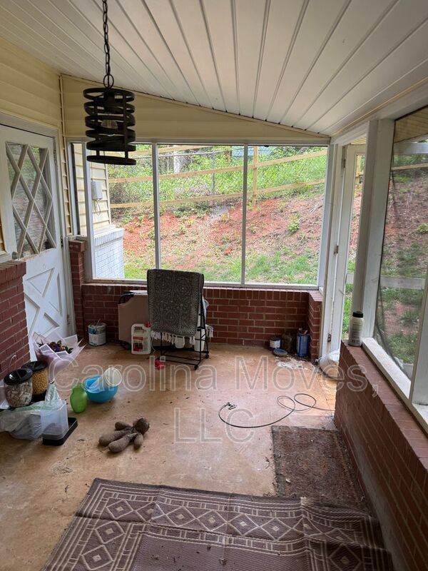Building Photo - 1004 Blanton Pl
