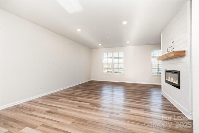 Building Photo - 10114 Hemingway Pl