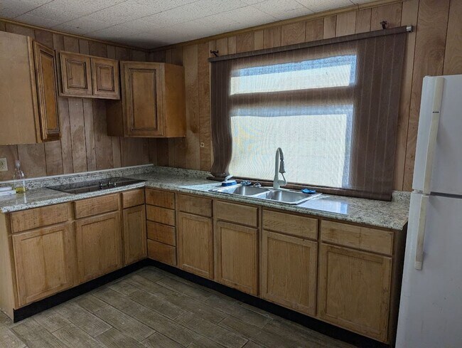 Building Photo - First Floor 3 Bed 2 Bath Apartment