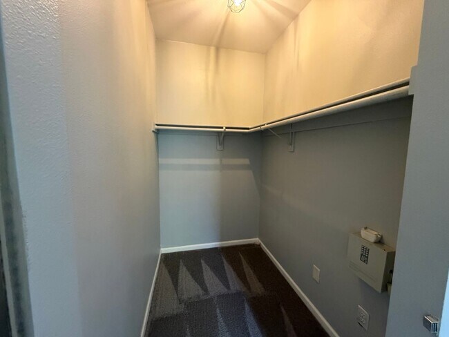 Building Photo - Beautiful 1 Bedroom Condo