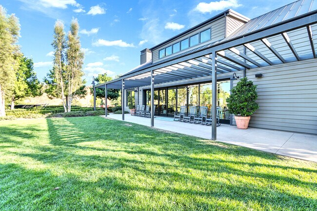 Building Photo - Light and bright 4 bedroom 3 bath beauty i...
