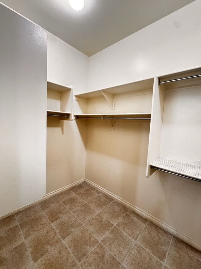Building Photo - 4 Bedroom + den energy efficient Hamilton High