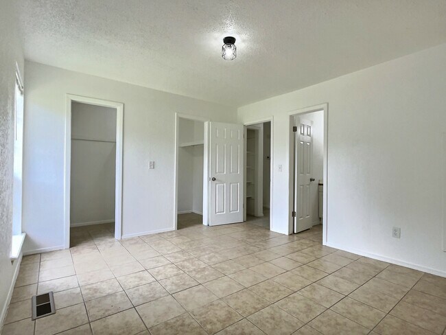 Building Photo - 1537 E 67th St