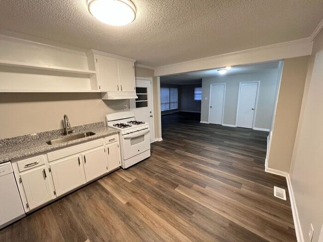 Building Photo - Remodeled 3 Bed Home Near Downtown Raleigh