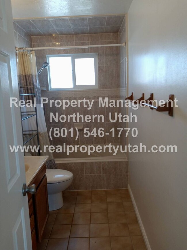 Building Photo - 4 Bedroom 2 Bath House in Layton