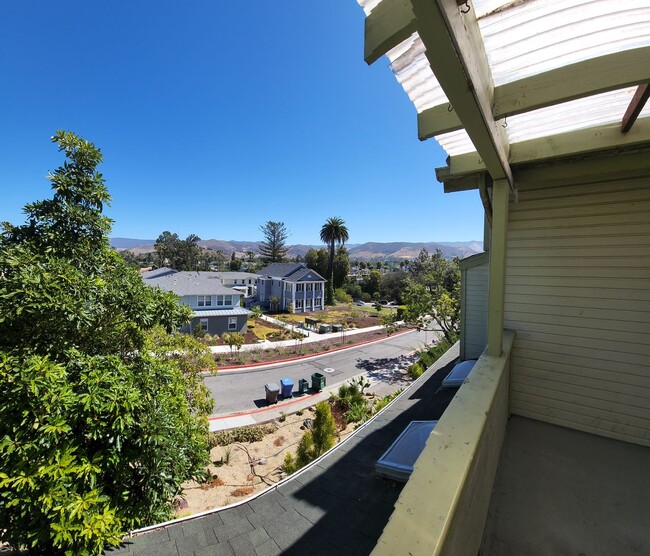 Building Photo - 5 Bedroom 3 Bath close to Poly, hiking and shopping!!